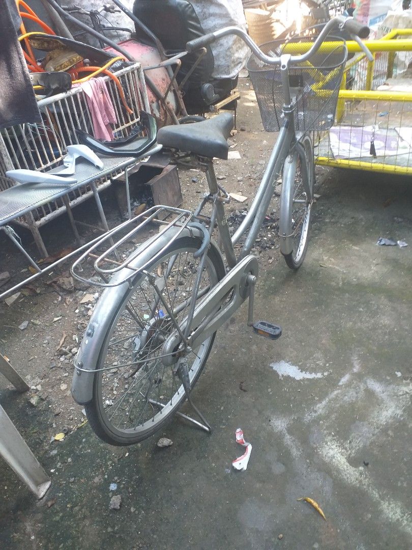 Vintage Bicycle with Basket (Category: Bicycles) located in Manila. Submitted by wisegem-231b (Listing ID 1413441589, Image 3). Description: - Classic silver bicycle - Includes front basket - Comfortable seat and handlebars - Suitable for casual rides - Comes with pedals and wheels.
