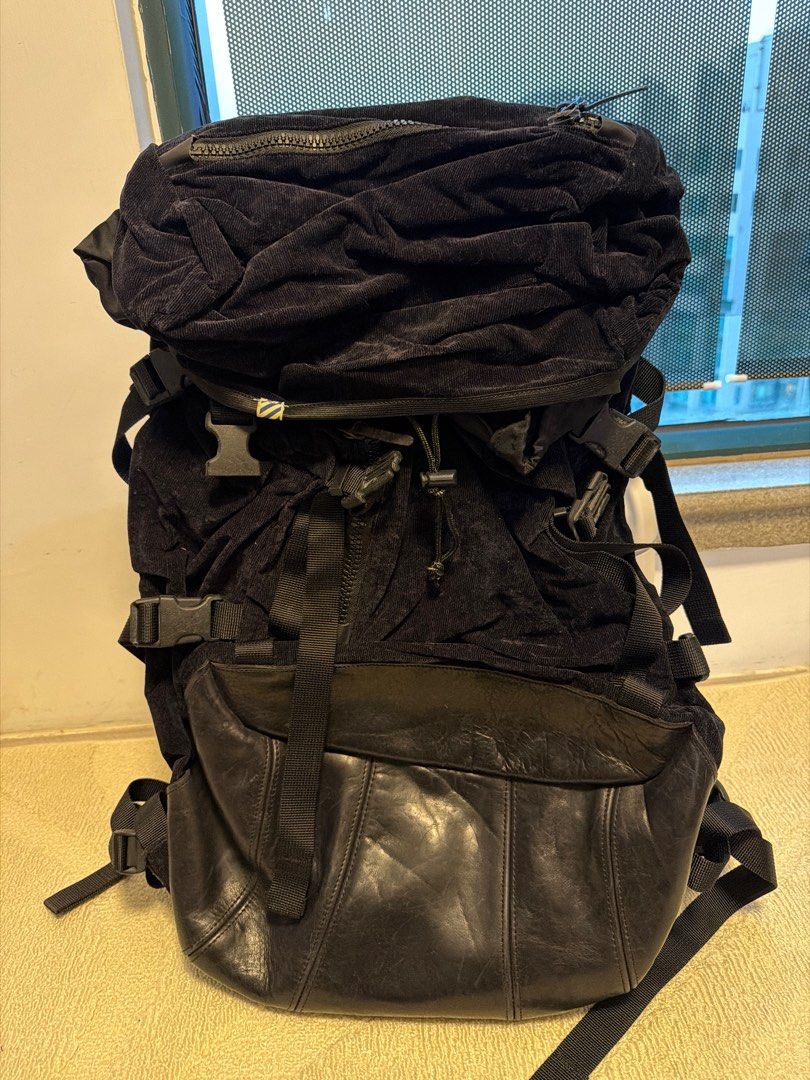 visvim backpack 袋 背包 bag 55l （分類：背包）位於 Hong Kong。 由 keenmoon_b45c6b 提交（商品編號 1413548621，圖片 1）。簡介： 這款背包採用黑色皮革和絨面材料製成，設計獨特。背包有多個帶扣和拉鍊，方便收納物品。背面有肩帶和腰帶，提供舒適的攜帶體驗。整體設計簡潔時尚，適合日常使用。。