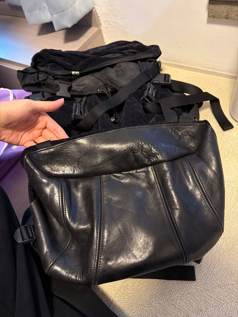 visvim backpack 袋 背包 bag 55l （分類：背包）位於 Hong Kong。 由 keenmoon_b45c6b 提交（商品編號 1413548621，圖片 3）。簡介： 這款背包採用黑色皮革和絨面材料製成，設計獨特。背包有多個帶扣和拉鍊，方便收納物品。背面有肩帶和腰帶，提供舒適的攜帶體驗。整體設計簡潔時尚，適合日常使用。。