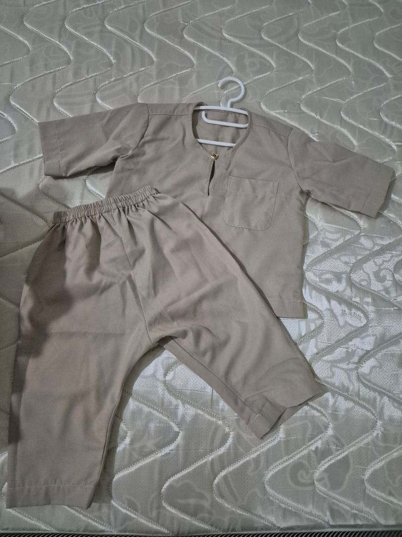 Baby Baju Melayu Set (Category: Babies & Kids Fashion) located in Kuala Lumpur. Submitted by normizs (Listing ID 1413788619, Image 1). Description: - Baby Baju Melayu set Teluk Belanga - Color: Beige - Chest pocket - Pants with elastic waistband - Toyobo Cotton.