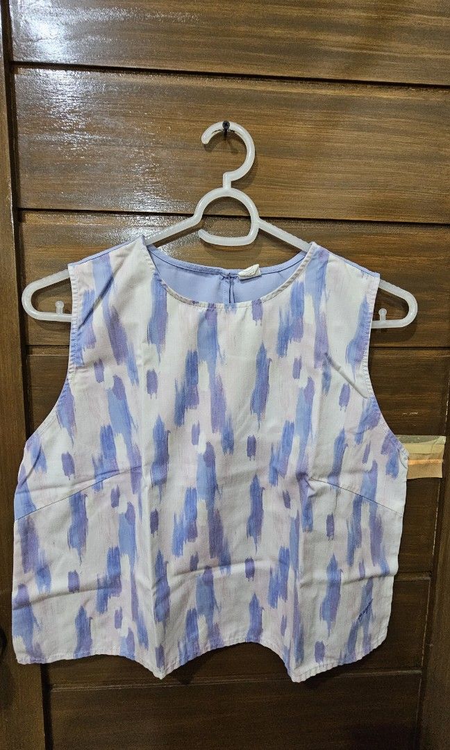 Bayo Sleeveless Blouse (Category: Sleeveless) located in Mandaluyong City. Submitted by jamich22 (Listing ID 1413661978, Image 1). Description: .