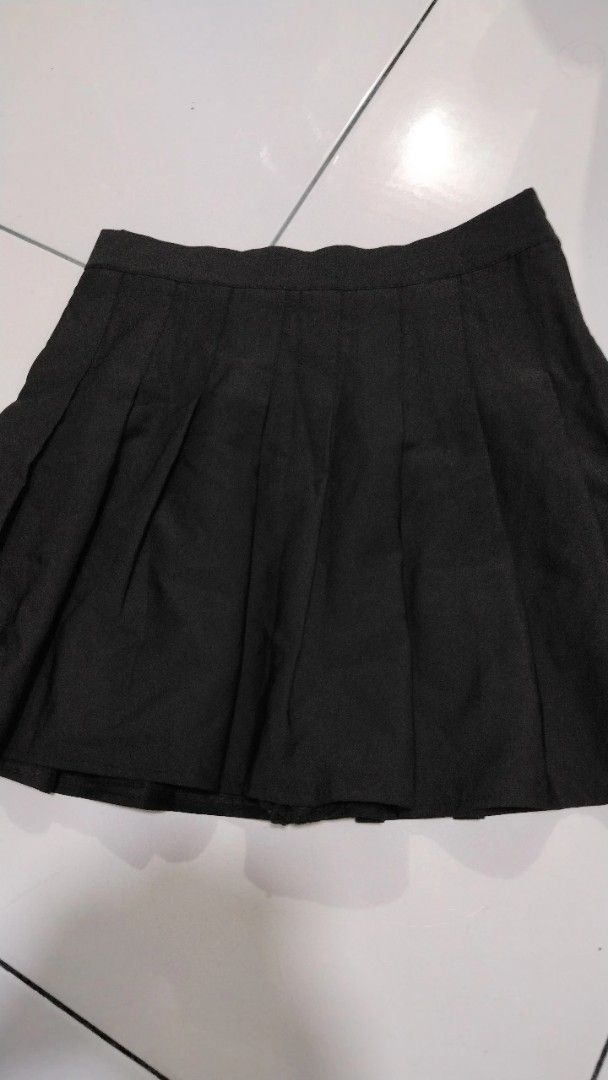 Black Pleated Skirt (Category: Skirts) located in Manila. Submitted by loveeroded (Listing ID 1413764063, Image 2). Description: - Black pleated skirt - Classic pleated design - Lightweight fabric - Suitable for various occasions.