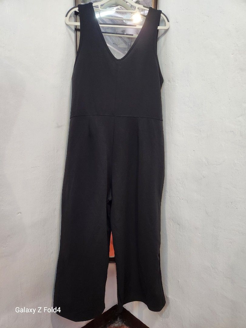 Black Sleeveless wideleg Jumpsuit (Category: Jumpsuits) located in Valenzuela. Submitted by allbrandedshop (Listing ID 1413770514, Image 2). Description: - Black sleeveless jumpsuit - V-neck design - Stretchy material - Wide-leg cut - Solid black color - Dress it up or down!.