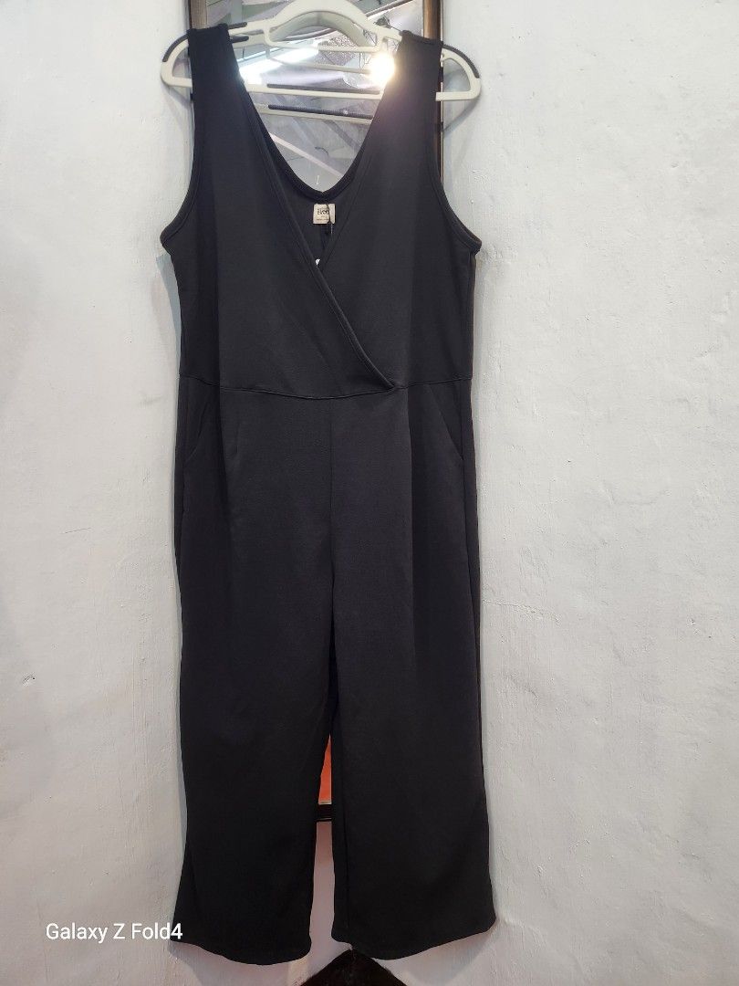 Black Sleeveless wideleg Jumpsuit (Category: Jumpsuits) located in Valenzuela. Submitted by allbrandedshop (Listing ID 1413770514, Image 1). Description: - Black sleeveless jumpsuit - V-neck design - Stretchy material - Wide-leg cut - Solid black color - Dress it up or down!.