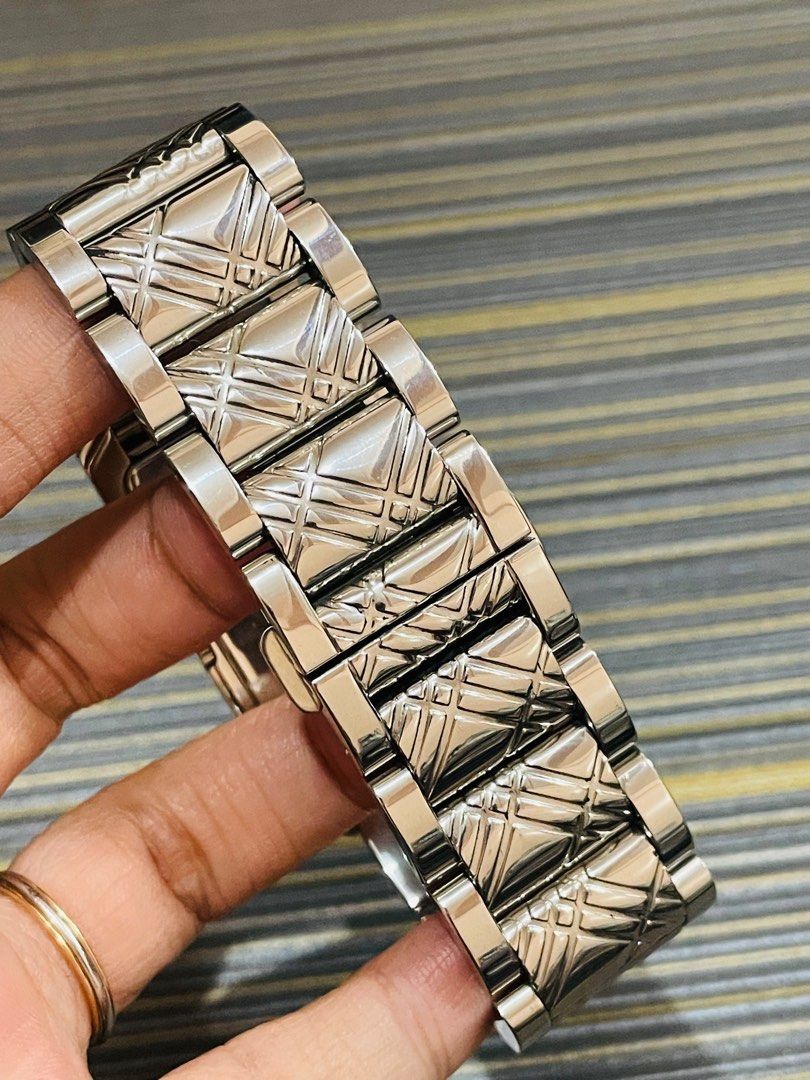 Burberry Tank BU1097 Big Size (Category: Luxury Watches) located in Paranaque City. Submitted by kjoyyy (Listing ID 1413734702, Image 3). Description: Burberry Tank BU1097 Swiss Quartz Movement 30x48mm case size Fit up to 6.5 inches wrist size only no extra Good running condition Preloved Used Watch Authentic/Original Watch only!! with provided box ordinary.