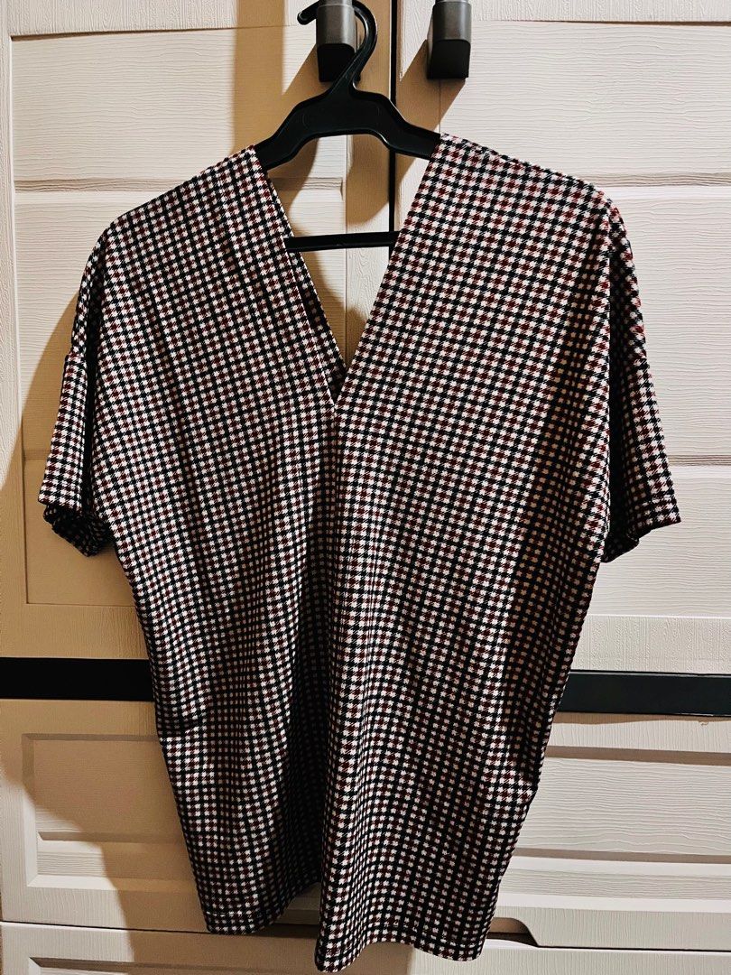 Checkered V-Neck Top (Category: Blouses) located in Manila. Submitted by ninjasinpajamas (Listing ID 1413735546, Image 1). Description: *This is a preloved item, so please manage your expectations accordingly. *NO ISSUES MOP: Gotyme, GCASH, BPI, Seabank/MariBank.