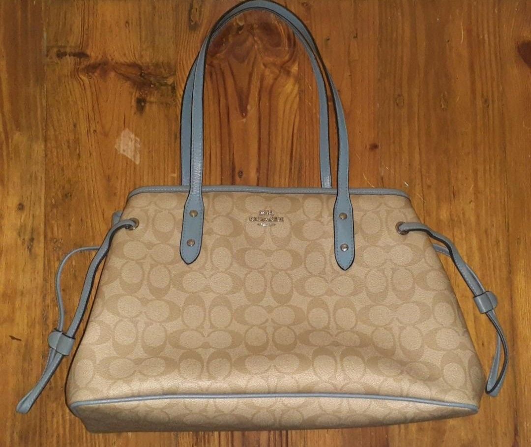 Coach Signature Drawstring Carryall Bag (Category: Luxury Bags & Wallets) located in Quezon City. Submitted by bhlueish (Listing ID 1413771597, Image 1). Description: Preloved Coach Signature Drawstring Carryall Bag.