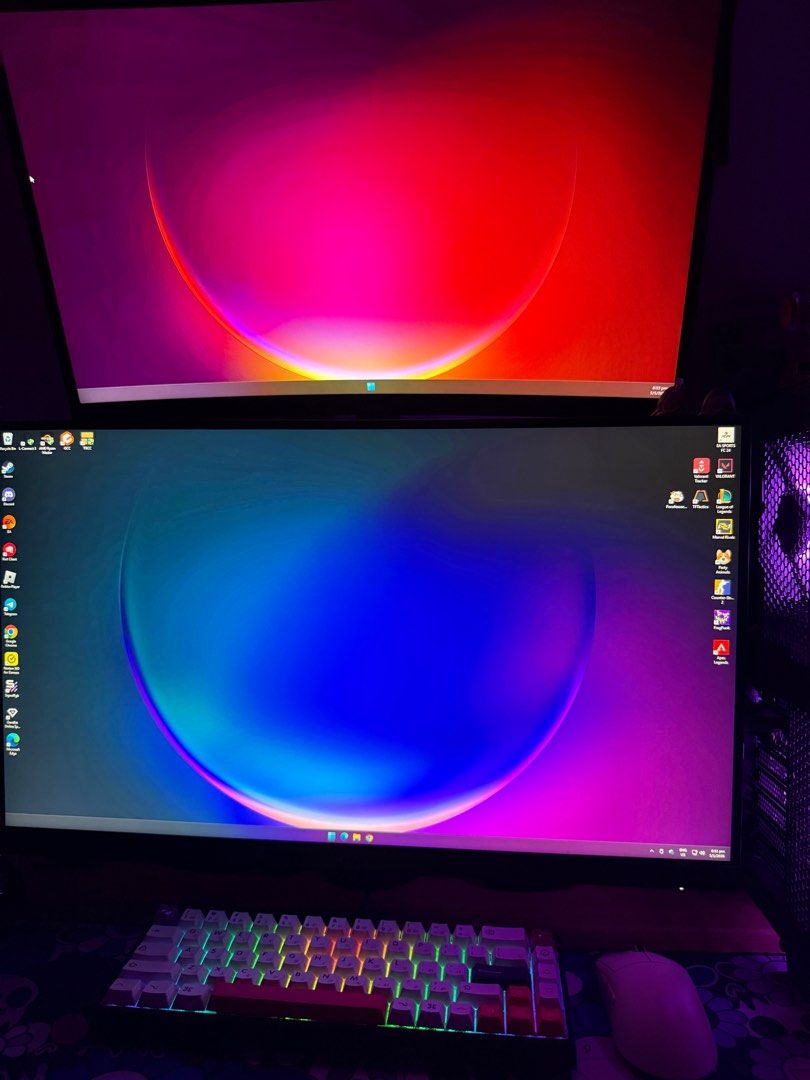 Custom Gaming PC Setup with Dual Monitors65605896052099111