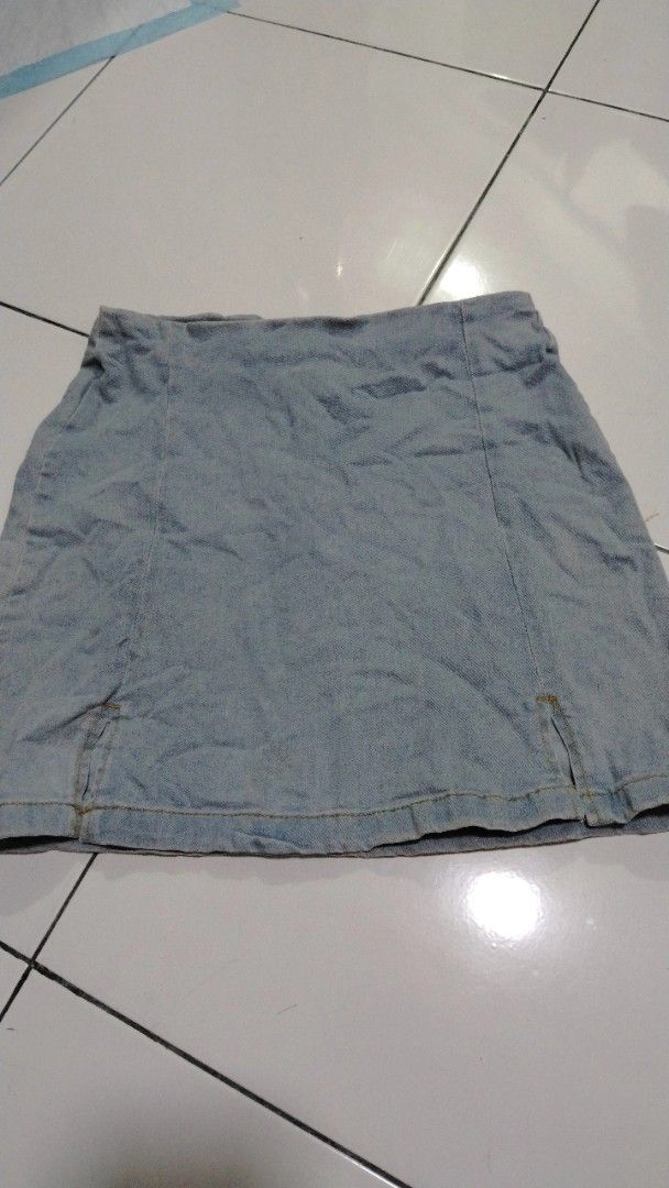 Denim Mini Skirt with Slits (Category: Skirts) located in Manila. Submitted by loveeroded (Listing ID 1413764059, Image 1). Description: - Light blue denim mini skirt - Classic design - Features front and side slits - Mini length.