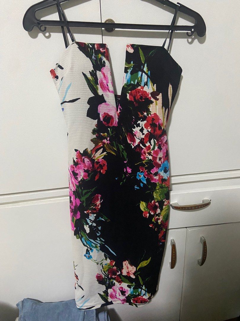 Forever 21 Floral Mini Dress (Category: Dresses) located in Pasig City. Submitted by mbtra (Listing ID 1413812869, Image 1). Description: - size medium - great condition almost like new.