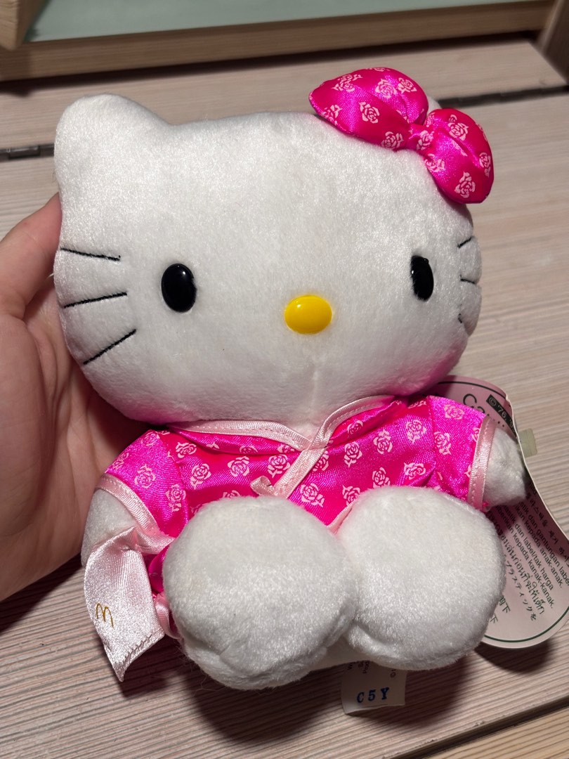 Hello Kitty公仔 絕版 新年 春節 粉紅色旗袍, 興趣及遊戲, 玩具 & 遊戲類 - Carousell