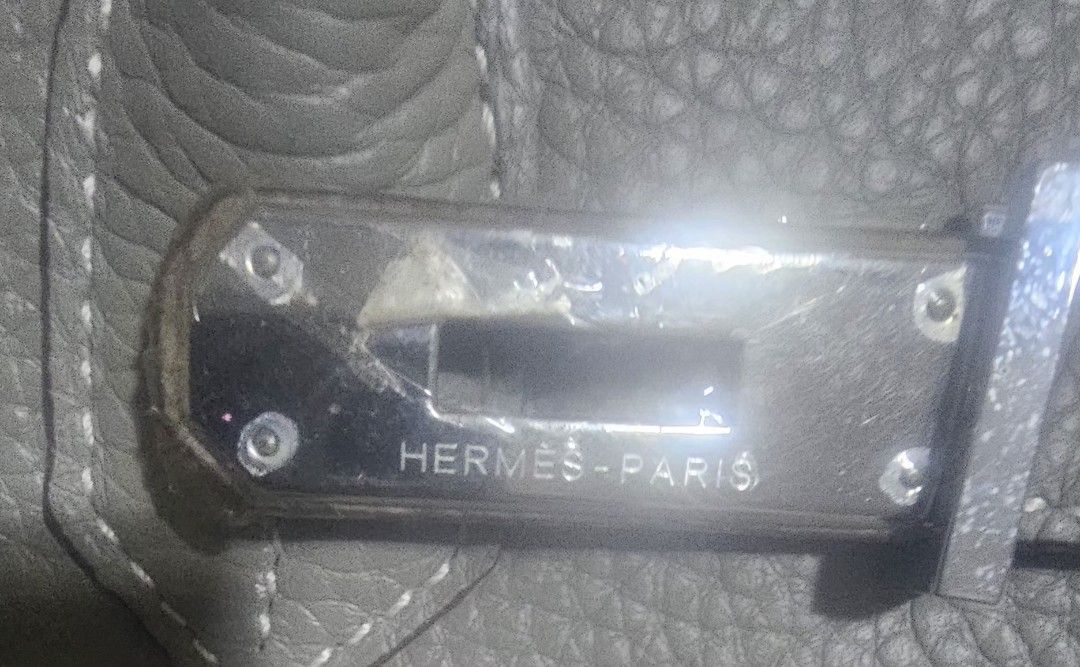 Make an offer Hermes Birkin Handbag top grade (Category: Luxury Bags & Wallets) located in Cainta. Submitted by PrinzAaronGiftshop (Listing ID 1413699000, Image 3). Description: Galing Spain not guaranteed if this authentic buy at your own risk. Pinuntahan ko pa yan sa costum pasay at nag bayad ng tax almost 8k. Kayo na mag offer ng price what you see is whats you get actual picture posted -Brandnew - Hermes Birkin - Neutral grey color - Leather 