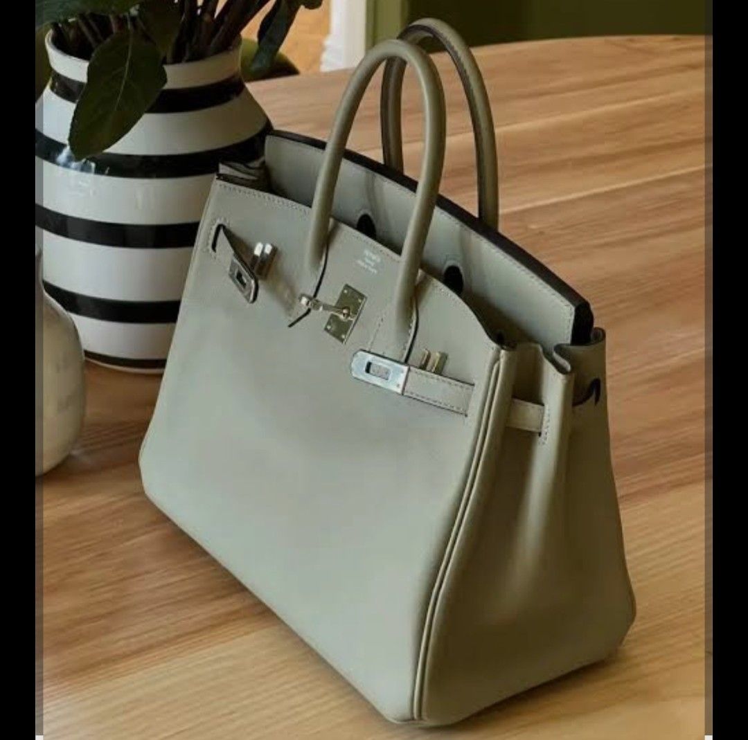 Make an offer Hermes Birkin Handbag top grade (Category: Luxury Bags & Wallets) located in Cainta. Submitted by PrinzAaronGiftshop (Listing ID 1413699000, Image 1). Description: Galing Spain not guaranteed if this authentic buy at your own risk. Pinuntahan ko pa yan sa costum pasay at nag bayad ng tax almost 8k. Kayo na mag offer ng price what you see is whats you get actual picture posted -Brandnew - Hermes Birkin - Neutral grey color - Leather 