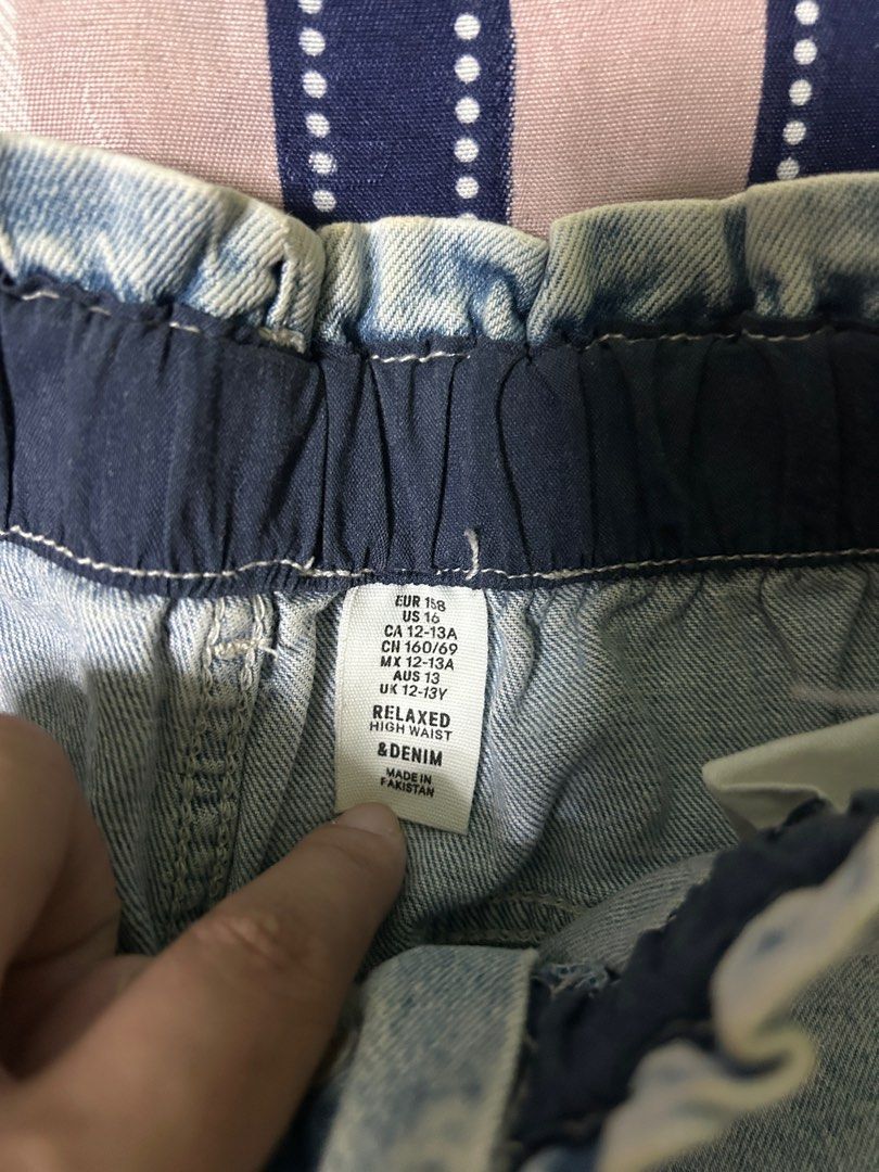 H&M Relaxed High Waist Jeans (Category: Jeans) located in San Carlos. Submitted by kyennn (Listing ID 1413819546, Image 2). Description: - H&M relaxed high waist jeans - Light blue wash - Elastic waistband - Size: EUR 158, US 13, CA 13A, CN 160/69, MX 12-13A, UK 12-13Y - Made in Pakistan.