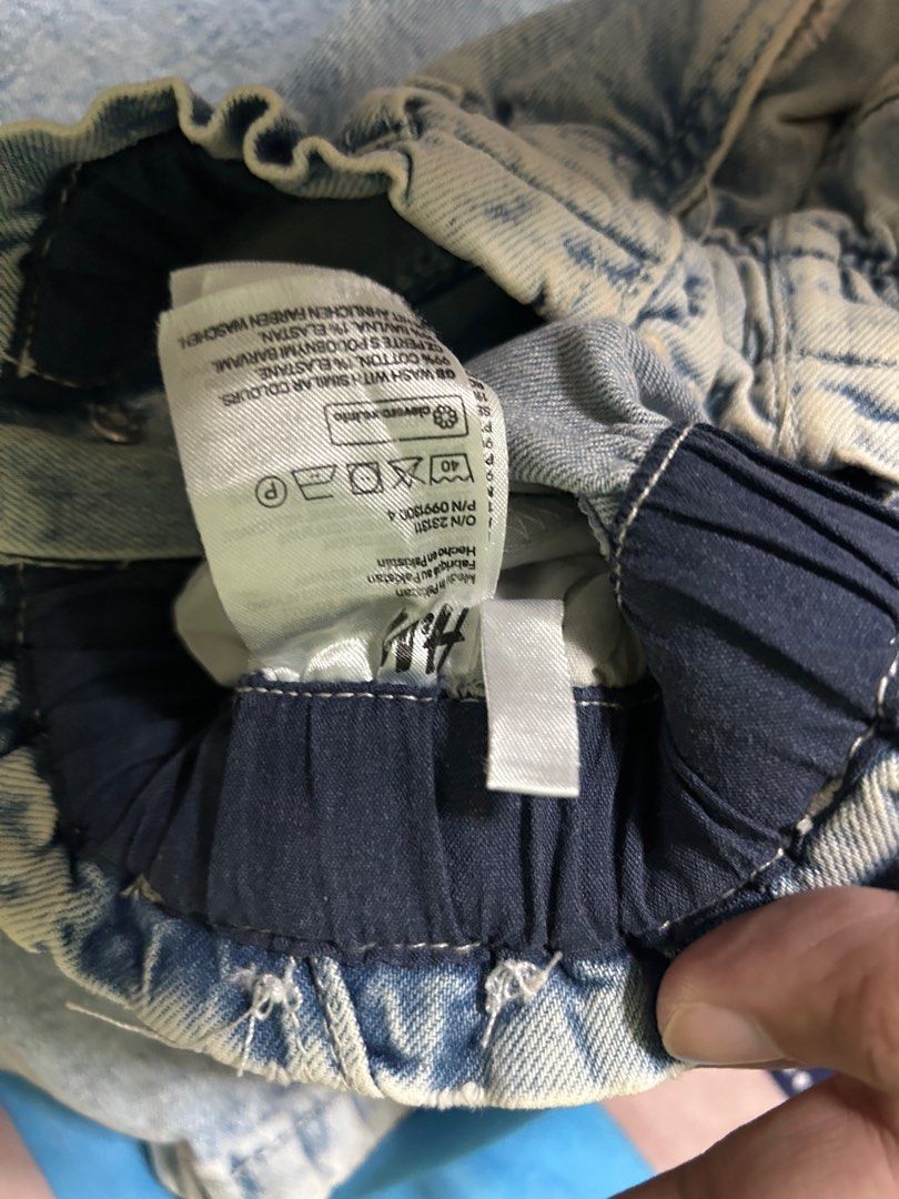 H&M Relaxed High Waist Jeans (Category: Jeans) located in San Carlos. Submitted by kyennn (Listing ID 1413819546, Image 3). Description: - H&M relaxed high waist jeans - Light blue wash - Elastic waistband - Size: EUR 158, US 13, CA 13A, CN 160/69, MX 12-13A, UK 12-13Y - Made in Pakistan.