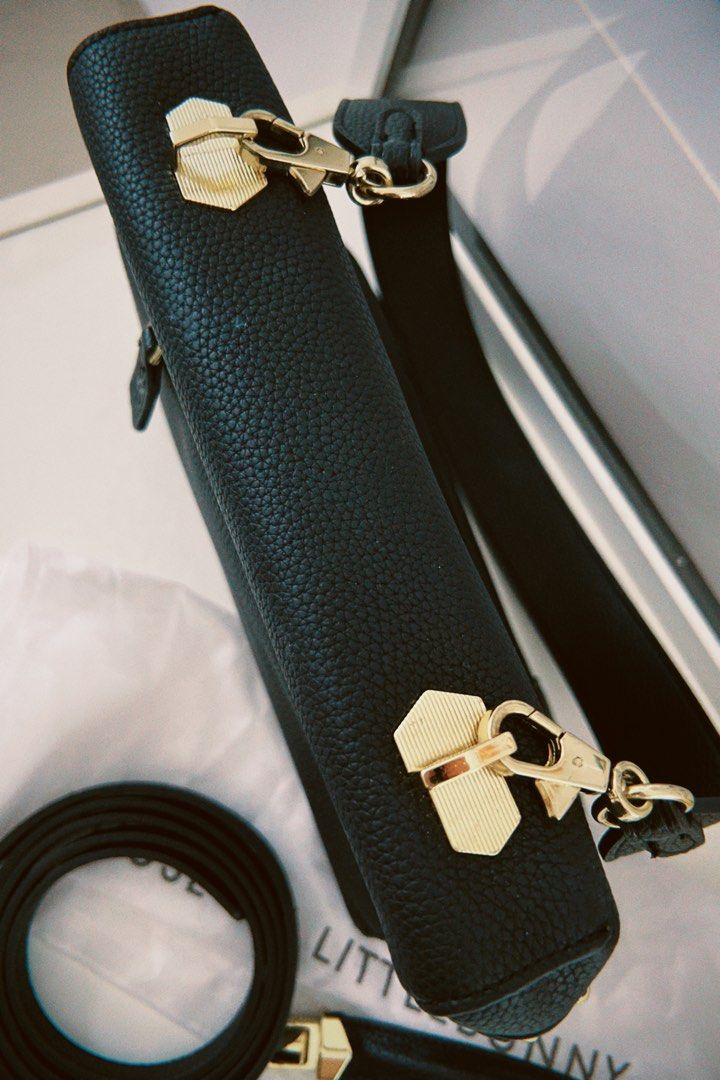 House of Little Bunny Bag Black (Kategori: Tas & Dompet) berada di Jakarta Barat. Dikirim oleh snahodnanreh (ID iklan 1413678761, Gambar 2). Deskripsi: - House of little bunny bag - Semua strap masih ada, yg panjang crossbody blm pernah dipakai strapnya - Masih ada dustbagnya - Ada bekas pemakaian minim, semua zipper berfungsi dgn baik.