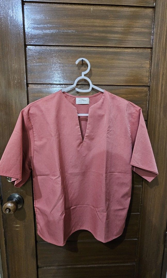 Kashieca Blouse (Category: Blouses) located in Mandaluyong City. Submitted by jamich22 (Listing ID 1413667122, Image 1). Description: .