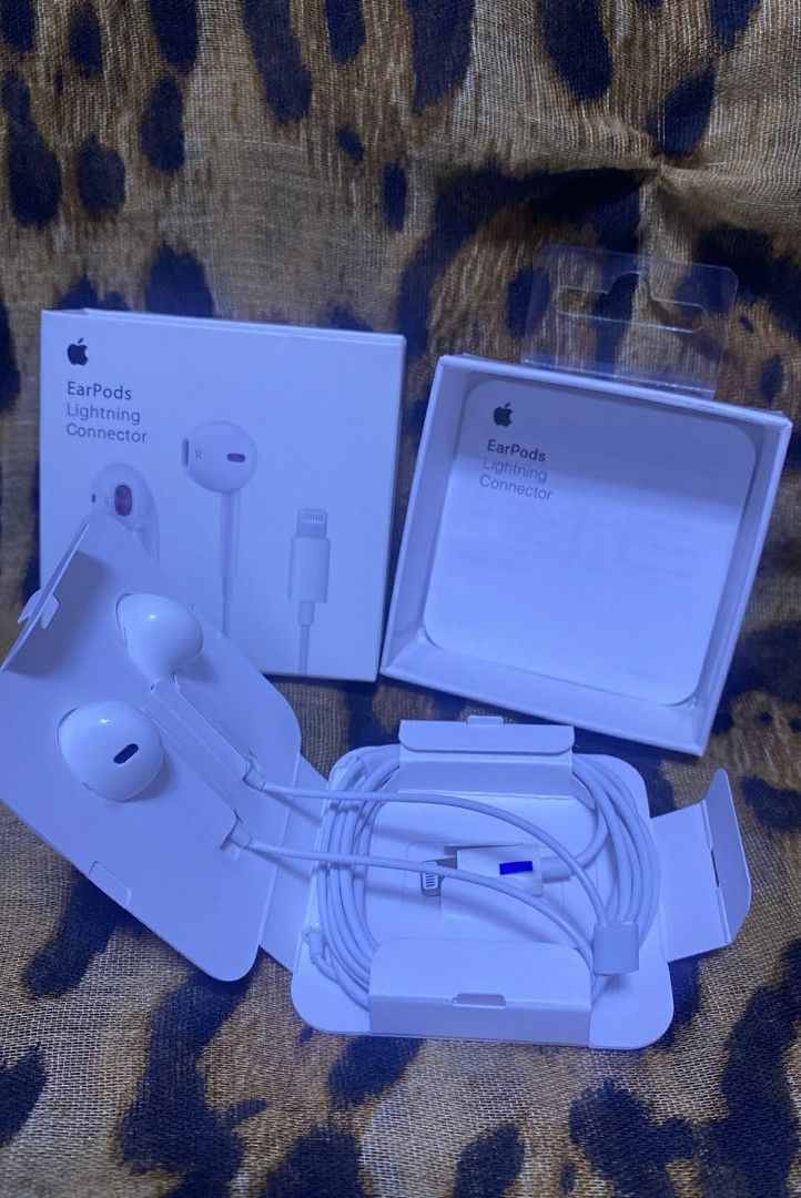 Lightning connector earphone earpods (Category: Headphones & Headsets) located in Manila. Submitted by milasgadgetph (Listing ID 1413786962, Image 1). Description: .