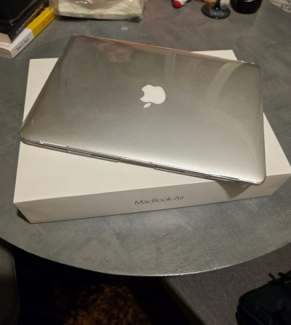 MacBook Air 2017 (Category: Laptops & Notebooks) located in Makati City. Submitted by cruisegold (Listing ID 1413706380, Image 1). Description: - Silver MacBook Air 2017 - Intel i5, 8gb RAM - Includes original box with and clear protective cover. - Storage upgraded to 1TB.