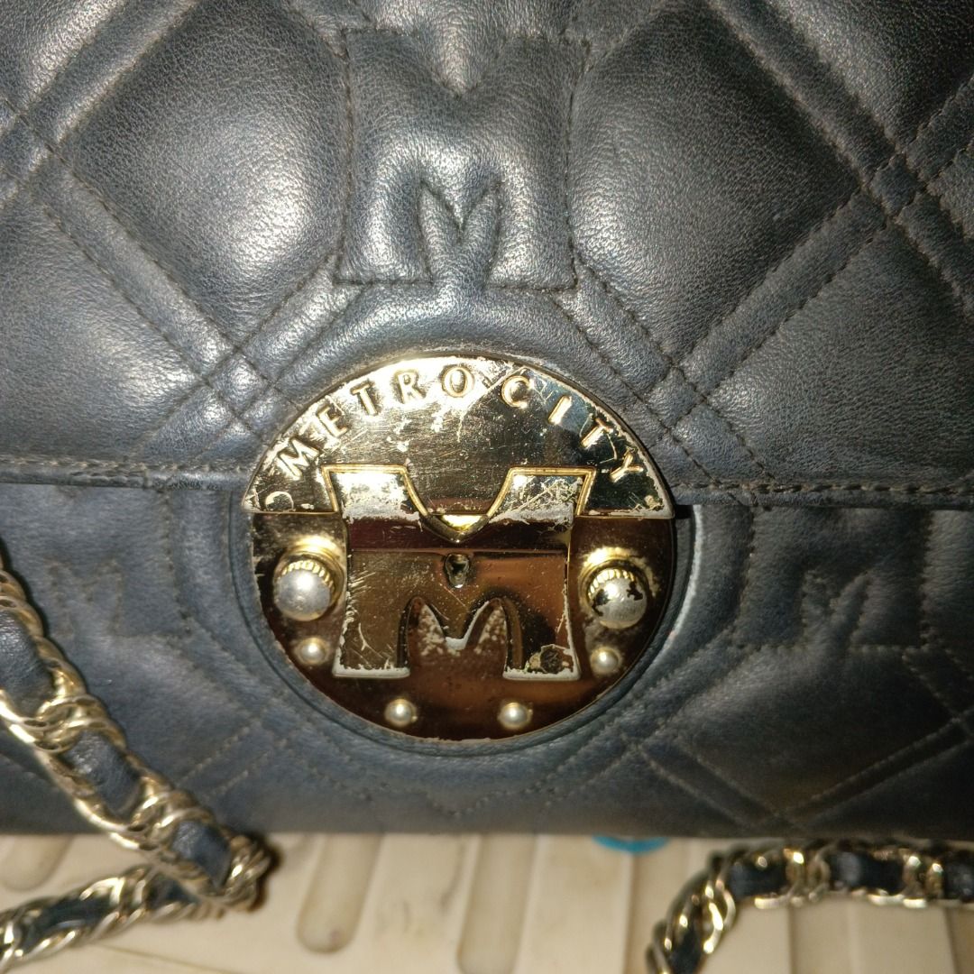 Metrocity convertible (Category: Luxury Bags & Wallets) located in Trece Martires City. Submitted by sulit_buys (Listing ID 1413714400, Image 3). Description: Issue: Tarnish Hardware Rubs See pictures for details .