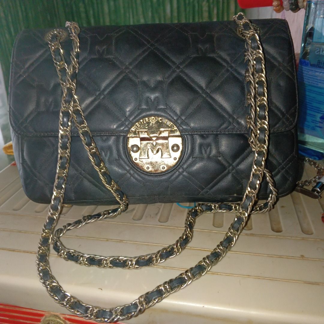 Metrocity convertible (Category: Luxury Bags & Wallets) located in Trece Martires City. Submitted by sulit_buys (Listing ID 1413714400, Image 1). Description: Issue: Tarnish Hardware Rubs See pictures for details .