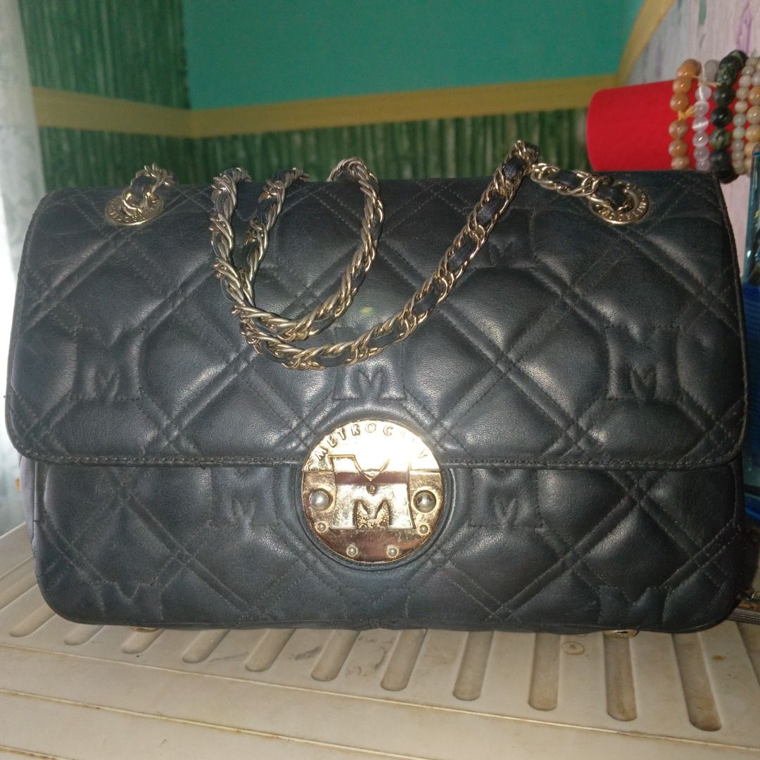 Metrocity convertible (Category: Luxury Bags & Wallets) located in Trece Martires City. Submitted by sulit_buys (Listing ID 1413714400, Image 2). Description: Issue: Tarnish Hardware Rubs See pictures for details .