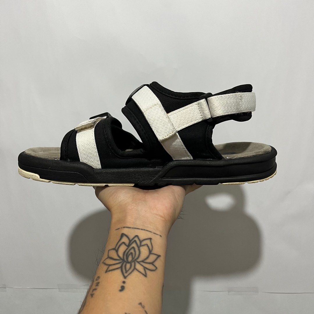 New Balance Classic Caravan Sandals (Category: Slippers & Slides) located in Quezon City. Submitted by migz23 (Listing ID 1413726440, Image 3). Description: - New Balance sandals - Color: Black and White - Adjustable straps for a secure fit - Light grey footbed - Unique tread pattern - New Balance logo on straps and footbed - Ideal for casual wear Gcash/Gotyme/Meetup Loc: Fairview/SM Fairview.