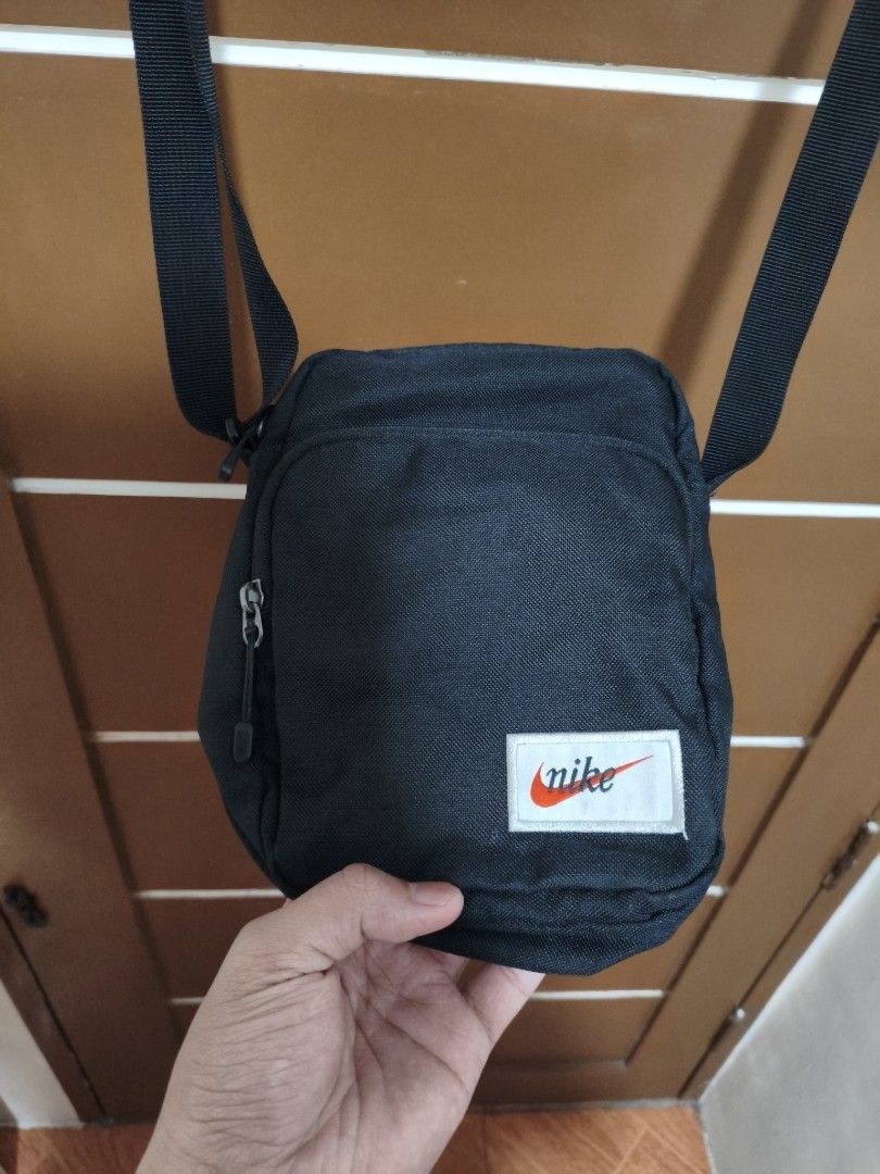Nike Black Crossbody Bag (Category: Belt bags, Clutches and Pouches) located in Binan City. Submitted by echozee (Listing ID 1413839530, Image 2). Description: With freebie! 9.5/10 Very good condition No issue 📩 .