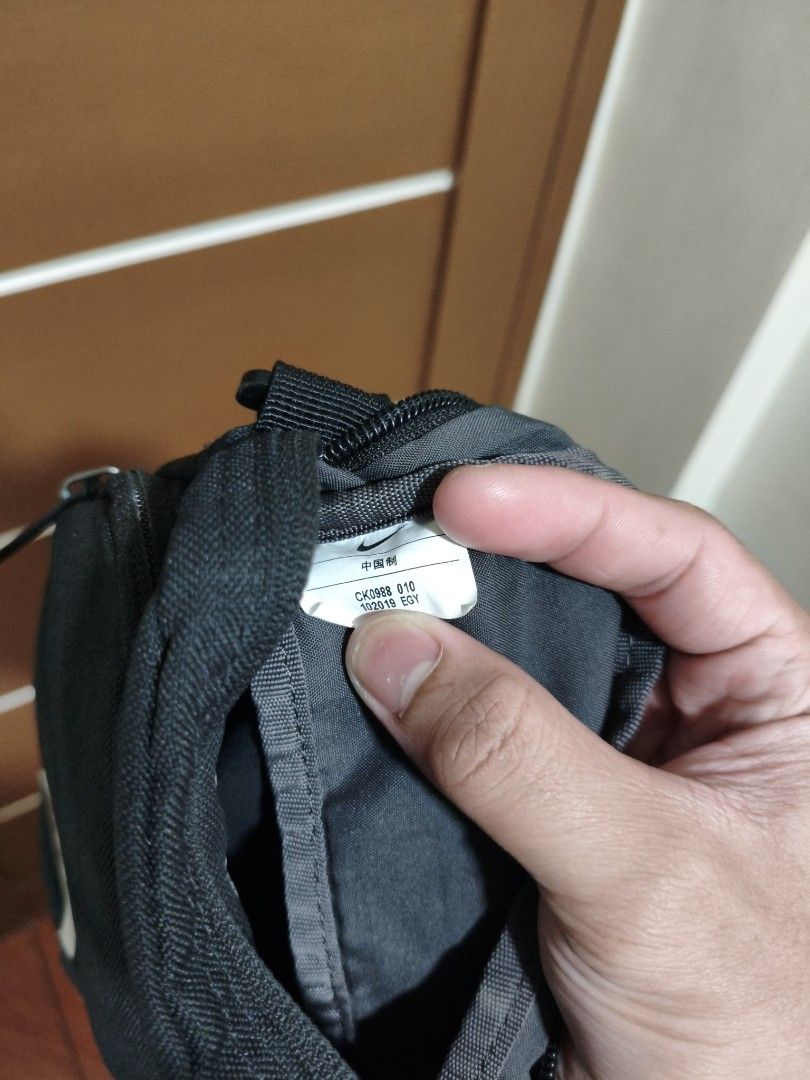 Nike Black Crossbody Bag (Category: Belt bags, Clutches and Pouches) located in Binan City. Submitted by echozee (Listing ID 1413839530, Image 3). Description: With freebie! 9.5/10 Very good condition No issue 📩 .
