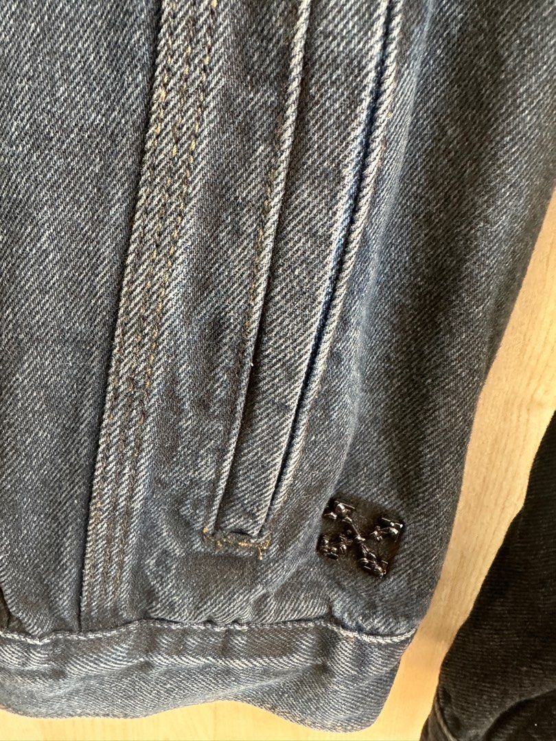 Off-White 牛仔外套 （分類：外套及戶外衣服）位於 Hong Kong。 由 zx8558ksf5 提交（商品編號 1413684327，圖片 3）。簡介： Off-White 牛仔外套，深藍色。背面有標誌性箭頭圖案。正面有兩個胸袋和兩個側袋。鈕扣上有Off-White標誌。尺寸為L。。