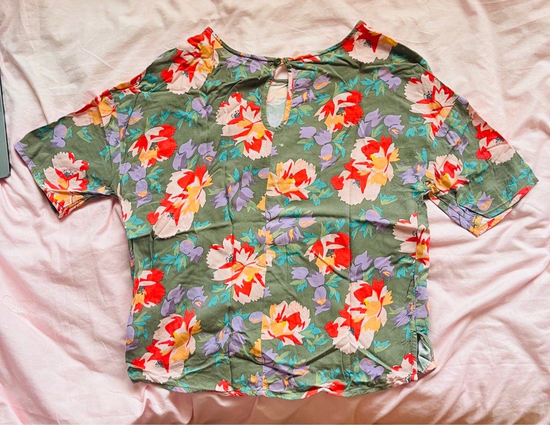 Old Navy Green Floral Top (Category: Blouses) located in Rizal. Submitted by bubbles_1313 (Listing ID 1413763777, Image 2). Description: - old navy top - medyo mahaba ang sleeves - super comfy ng tela.