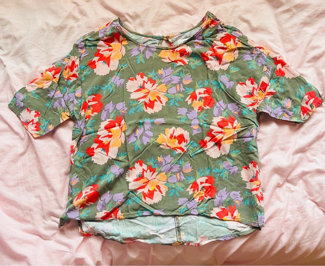Old Navy Green Floral Top (Category: Blouses) located in Rizal. Submitted by bubbles_1313 (Listing ID 1413763777, Image 3). Description: - old navy top - medyo mahaba ang sleeves - super comfy ng tela.
