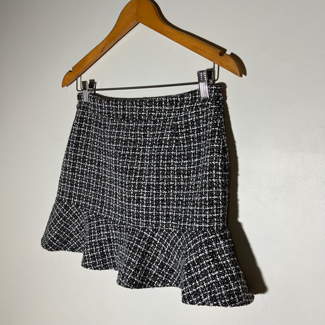 Plaid Tweed Pattern Black and White Ruffle Hem (Category: Skirts) located in Paranaque City. Submitted by shopdeclutterfly (Listing ID 1413833804, Image 2). Description: BRAND: None BEST FITS: XS-S *Please see last photo for the flaw. Needs sewing. Message me for more information. Important Notes: — Color may vary slightly due to lighting and screen settings. — This is a preloved item. — Minor signs of wear may be present — There may be small sta