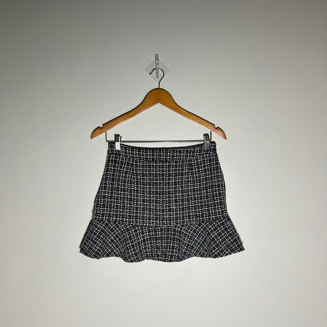 Plaid Tweed Pattern Black and White Ruffle Hem (Category: Skirts) located in Paranaque City. Submitted by shopdeclutterfly (Listing ID 1413833804, Image 1). Description: BRAND: None BEST FITS: XS-S *Please see last photo for the flaw. Needs sewing. Message me for more information. Important Notes: — Color may vary slightly due to lighting and screen settings. — This is a preloved item. — Minor signs of wear may be present — There may be small sta