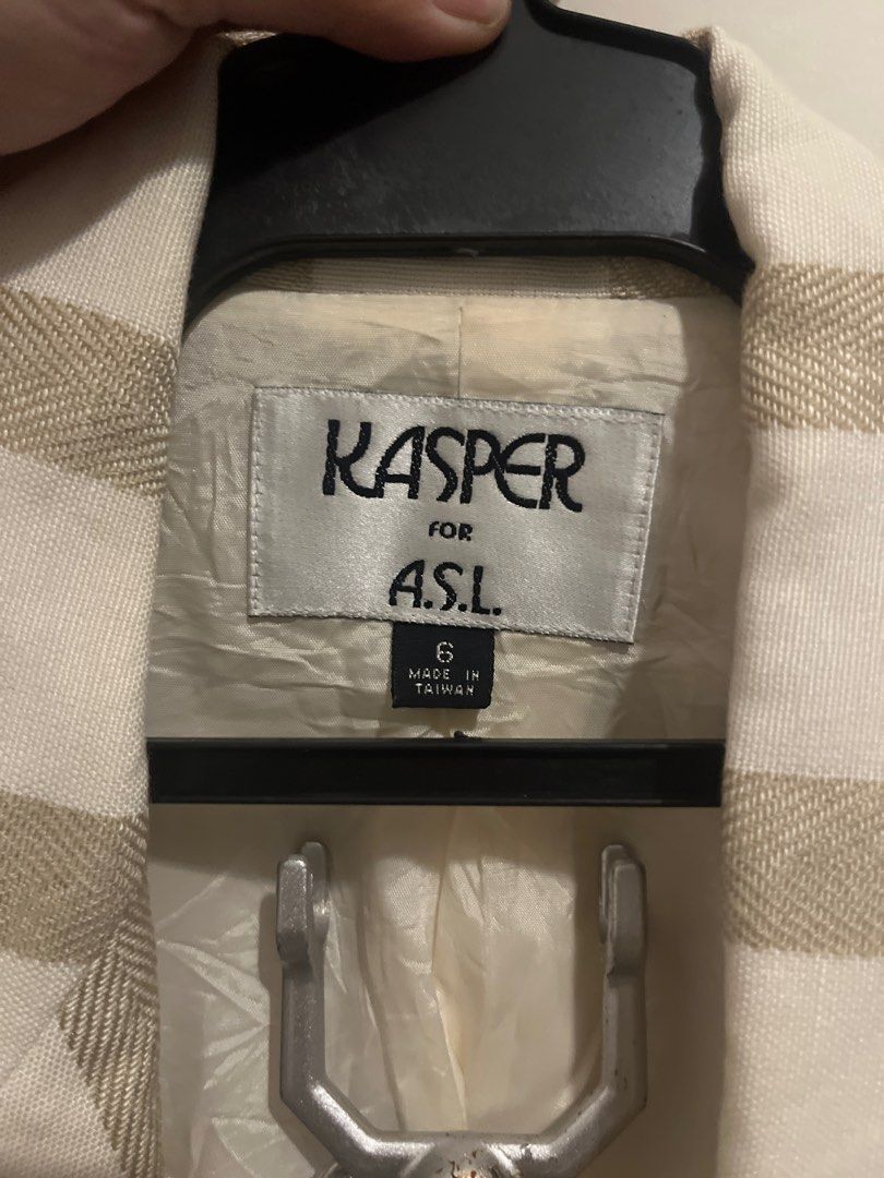 Reworked Kasper for A.S.L. Cropped Blazer (Category: Coats, Jackets and Outerwear) located in San Pedro. Submitted by danasabfl (Listing ID 1413779654, Image 3). Description: - Reworked Kasper for A.S.L. Cropped Blazer - Size: M/US 6 - Features a cream and beige striped design - A stylish cropped blazer.