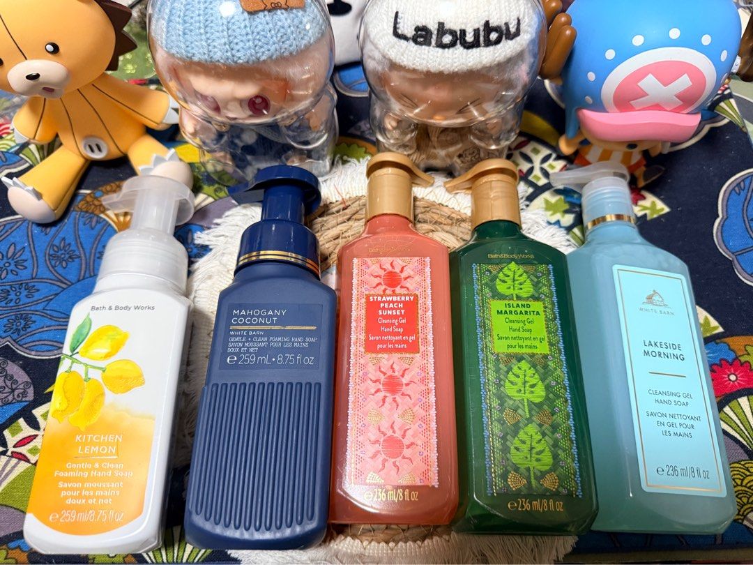 S.G.D. 全新各款Bath & Body Works BBW 攞獎沖涼液、室內噴霧、洗手液及洗手泡泡等多款香味正品任驗$50一支，買家加購或舊客價$45🫶🏻 （分類：健康及美容 - 消毒）位於 Hong Kong。 由 shopaholics_good_deal 提交（商品編號 1406791193，圖片 3）。簡介： S.G.D. 全新各款Bath & Body Works BBW 攞獎沖涼液、室內噴霧、洗手液及洗手泡泡等多款香味正品任驗$50一支，買家加購或舊客價$45🫶🏻 -種類繁多去貨快，請先詢問庫存哦❤️ -所有購物送隨機Sephora tester或小禮物一份❤️ 19 MARCH UPDATES: 沖涼液： -Book Loft -You’re Cheeky *Sold* -Guilty As Fig *Sold* 身體噴霧： -Guilty As Fig *Sold* 室內香薰噴霧 ： -Book Loft x 1 -Vanilla Romance x 1 -