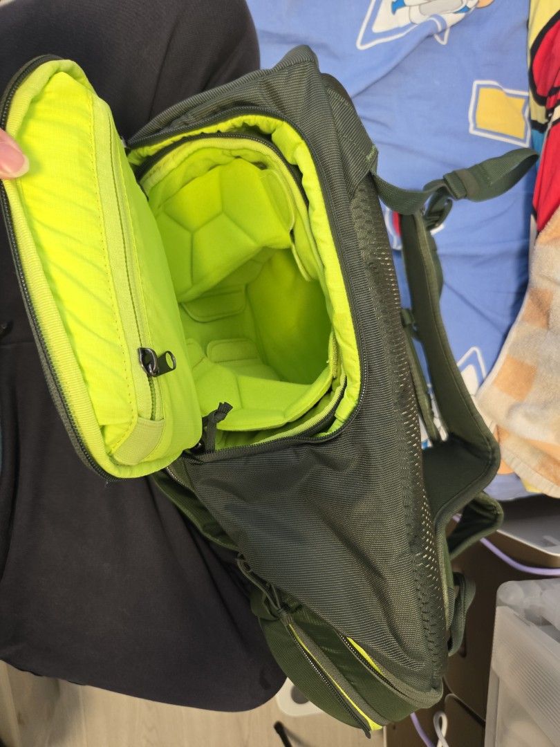 Thule 雙肩背包 （分類：相機袋）位於 Hong Kong。 由 gavinkfc 提交（商品編號 1413678231，圖片 3）。簡介： Thule 雙肩背包，綠色設計，內部有多個隔層，包括拉鍊口袋和網狀口袋。背包內部為鮮綠色，外部有Thule品牌標誌。背包有多個拉鍊開口，方便存取物品。整體設計簡潔，適合日常使用。。
