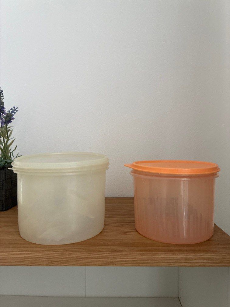 tupperware round (Category: Food Organisation & Storage) located in Singapore. Submitted by molase (Listing ID 1413670992, Image 1). Description: 15cm in diameter collect both please. pick up from my place (10 min from newton MRT) only. .
