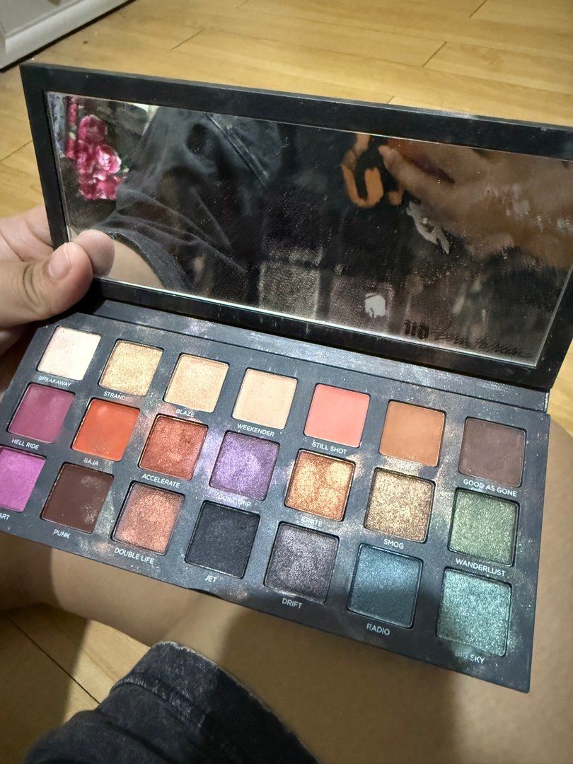 Urban Decay Eyeshadow Born to Run (Category: Makeup) located in Quezon City. Submitted by nolansaurus (Listing ID 1413801178, Image 2). Description: Just sitting in the closet, pigmented kaya it looks the way it easy when the palette is opened. I dont know how to use eyeshadow. Swatched lang.