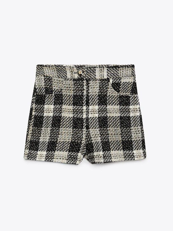 Zara Check Tweed Bermuda Shorts (Category: Shorts) located in Pasig City. Submitted by annwalin (Listing ID 1413809564, Image 1). Description: - Size: XS (bust ~32.25”, waist ~24.5”, hips ~35.5”) - Features: Tweed plaid shorts - Conditions: Used several times, but still in a good condition! No flaws! - RFS: it doesn’t fit me anymore 🥹 DM me if interested or if you want more photos 💌.