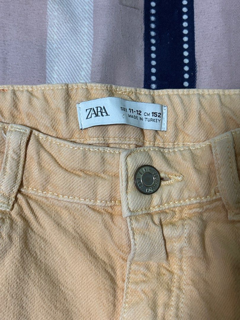 Zara Yellow Jeans Size 11-12 (Category: Jeans) located in San Carlos. Submitted by kyennn (Listing ID 1413818729, Image 2). Description: - Zara yellow jeans - Size: 11-12 - Button closure - Classic five-pocket design - Made in Turkey - Light yellow color - Zara label at the back.