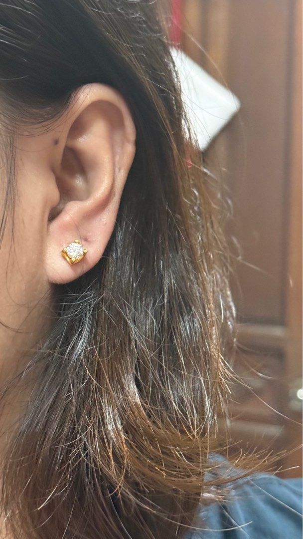 18k yellow gold round moissanite stud 2ct pawnable (Category: Earrings) located in Pasay City. Submitted by practicalmomhere (Listing ID 1313551586, Image 3). Description: 18k yellow gold round moissanite without pakaw Cod pik up or shapi chekout .