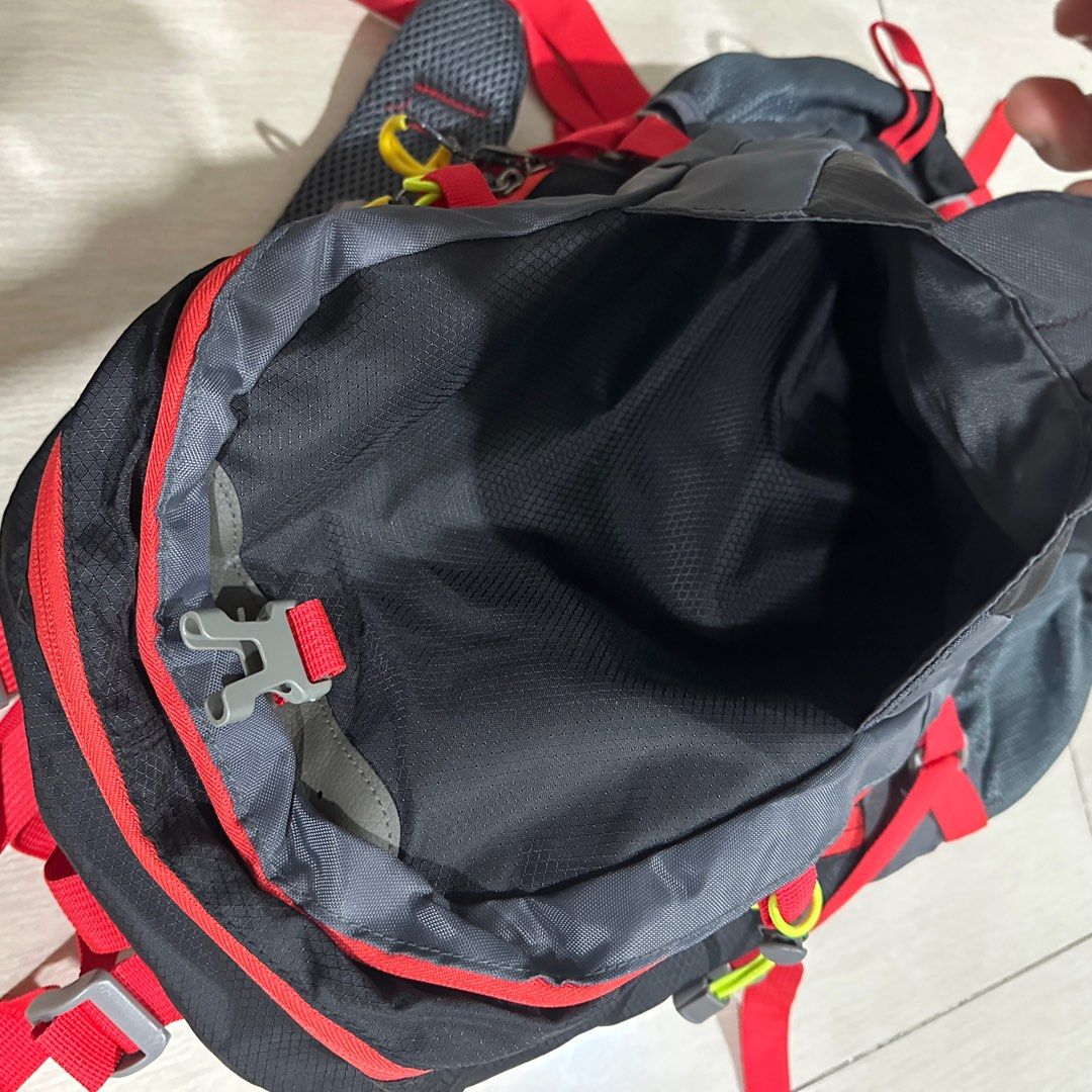 40L hiking backpack trail bag (Category: Backpacks) located in Manila. Submitted by hodlclub (Listing ID 1413951261, Image 3). Description: No issues Bought but never used.