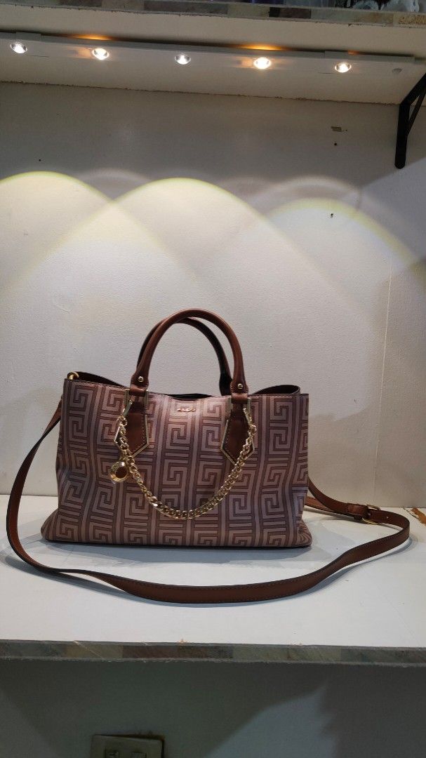 Aldo Handbag with Chain Detail (Category: Cross-body Bags) located in Manila. Submitted by _sinigurl (Listing ID 1413971861, Image 1). Description: - Aldo handbag with a stylish geometric design. - Brown handles and a detachable shoulder strap. - Includes a gold chain detail and charm. - Spacious interior for daily essentials.