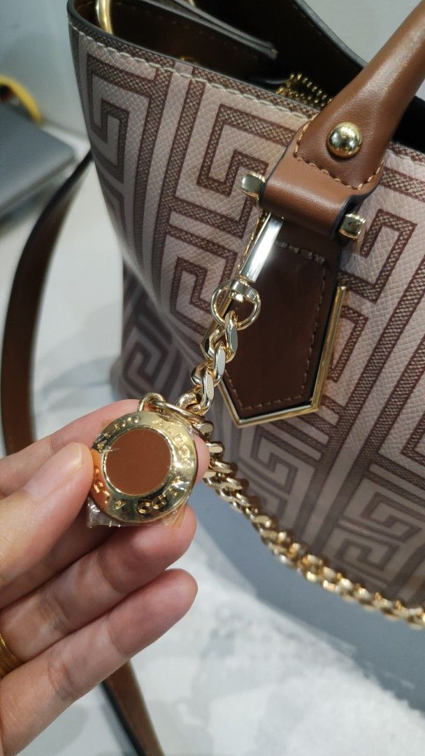 Aldo Handbag with Chain Detail (Category: Cross-body Bags) located in Manila. Submitted by _sinigurl (Listing ID 1413971861, Image 2). Description: - Aldo handbag with a stylish geometric design. - Brown handles and a detachable shoulder strap. - Includes a gold chain detail and charm. - Spacious interior for daily essentials.