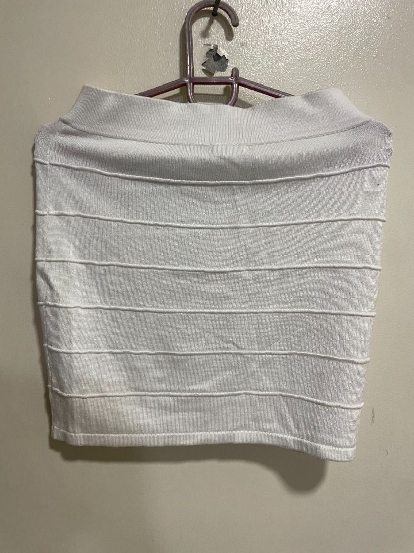 Ambiance White Womens Skirt (Category: Blouses) located in Mandaluyong City. Submitted by _copndrop (Listing ID 1414009190, Image 3). Description: - Ambiance white top - Size: M - Features a ribbed design - Round neckline - Made of knit fabric - Perfect for various outfits NO WHEN WORN PICS RFS: DECLUTTERING LENGTH: 16 INCHES WAIST: 26 INCHES LOC: MANDALUYONG.