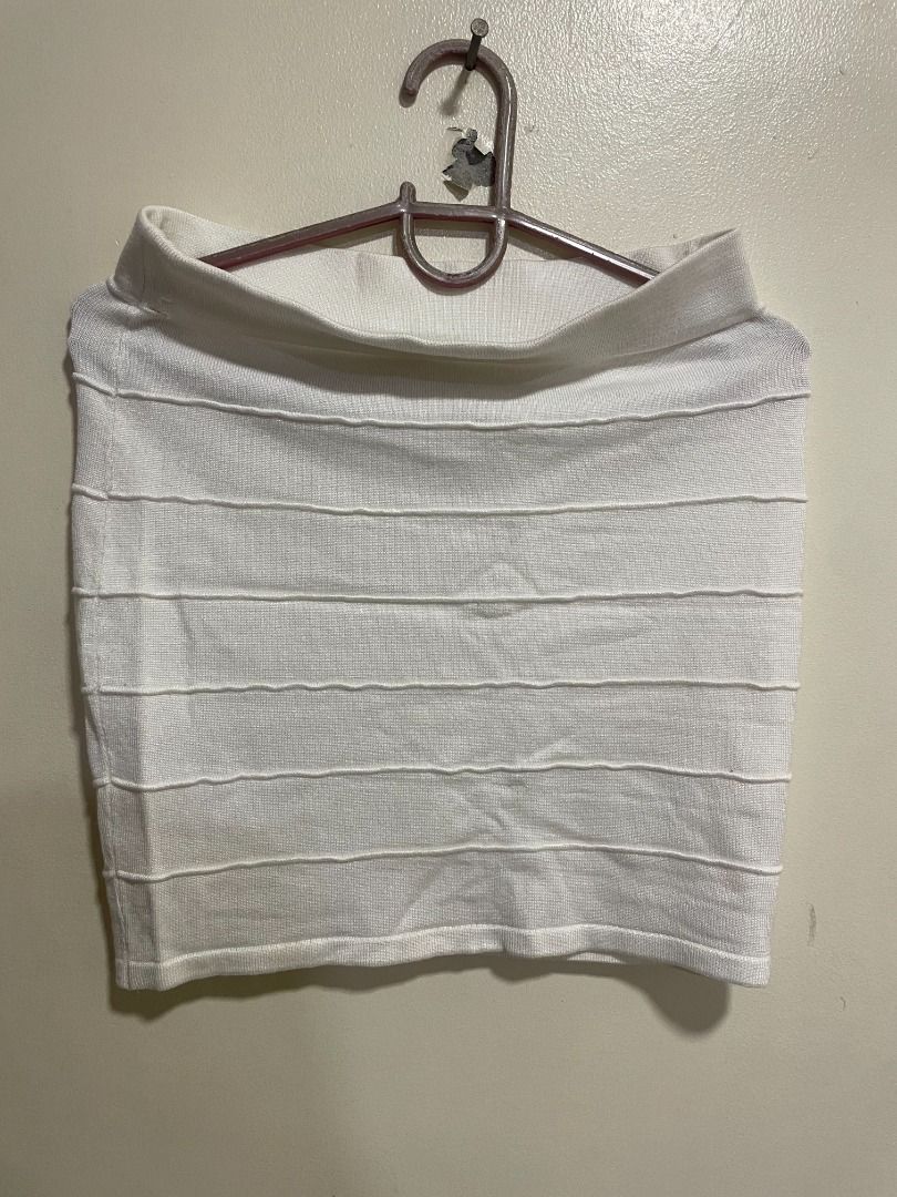 Ambiance White Womens Skirt (Category: Blouses) located in Mandaluyong City. Submitted by _copndrop (Listing ID 1414009190, Image 1). Description: - Ambiance white top - Size: M - Features a ribbed design - Round neckline - Made of knit fabric - Perfect for various outfits NO WHEN WORN PICS RFS: DECLUTTERING LENGTH: 16 INCHES WAIST: 26 INCHES LOC: MANDALUYONG.