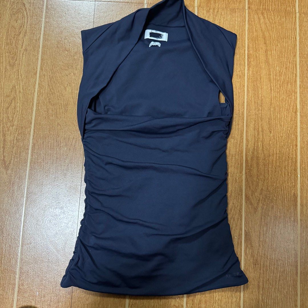 Aritzia Flourish Top (navy blue) (Category: Sleeveless) located in Manila. Submitted by azideclutters (Listing ID 1413940397, Image 1). Description: Aritzia Flourish Top size: XS rfs: too small on me mod: jnt .