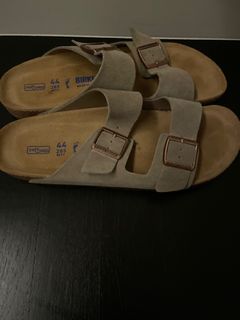 (Category: ) located in . Submitted by sneakergodddd (Listing ID 1413977280, Image 1). Description: .