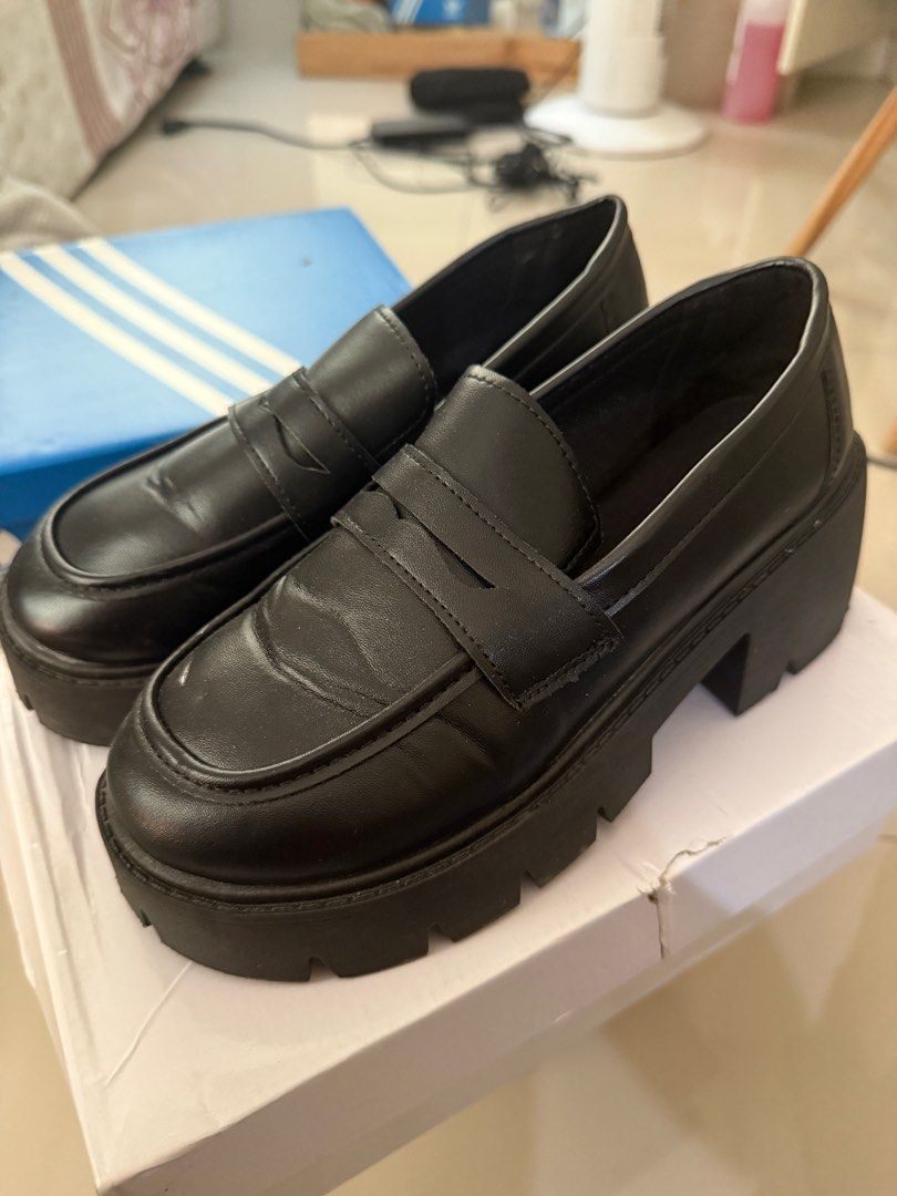 black leather loafers (Category: Loafers) located in Quezon City. Submitted by patchotdeclutz (Listing ID 1413893861, Image 1). Description: never used! was stored in my cabinet for a long time size 7w.